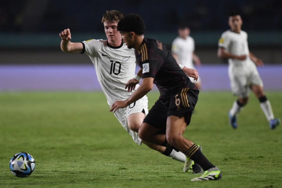 Pesepak bola Timnas Jerman Fayssal Harchaoui berebut bola dengan pesepak bola Timnas Selandia Baru Adam Watson saat pertandingan babak penyisihan Grup F Piala Dunia U-17 2023 di Stadion Si Jalak Harupat, Kabupaten Bandung, Jawa Barat, Rabu (15/11/2023). ANTARA FOTO/M Agung Rajasa/rwa. 