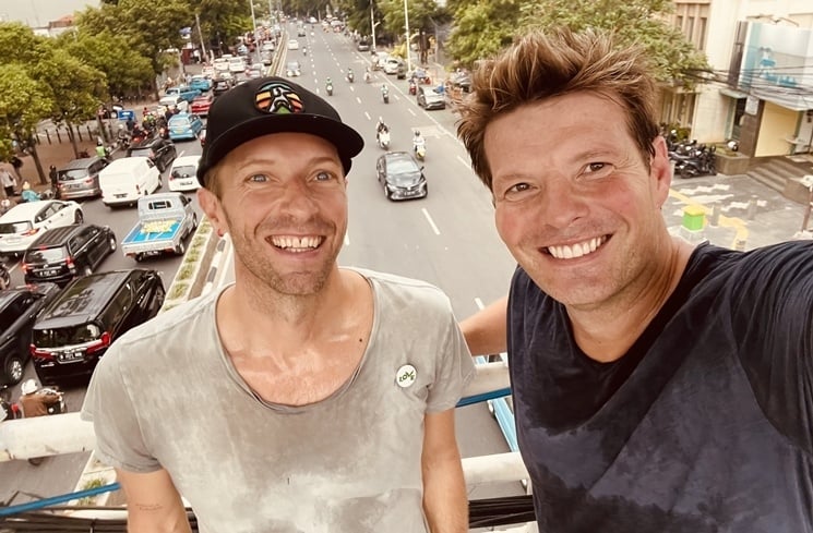 Potret Chris Martin Nyeker di Jakarta (twitter/@coldplay)