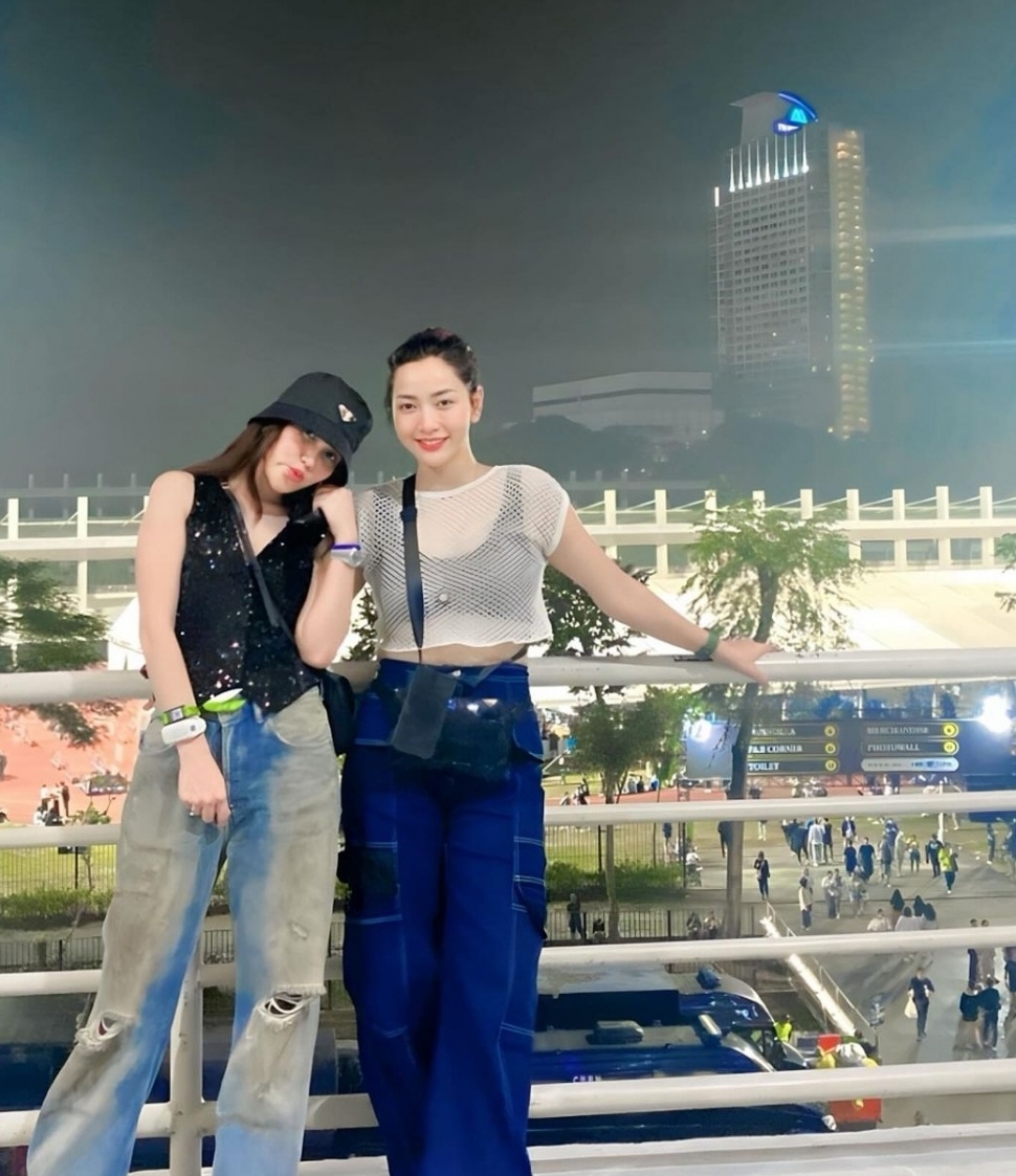 OOTD Ayu Ting Ting dan Hesti Purwadinata di Konser Coldplay (Instagram)