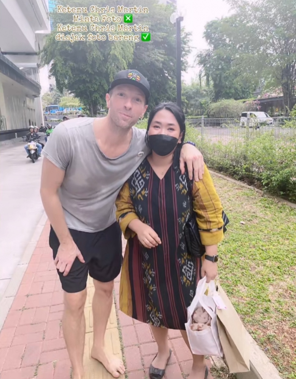 Viral Seorang Perempuan Berfoto Bareng dengan Chris Martin di Stasiun LRT (TikTok/@diahpratiwi10)