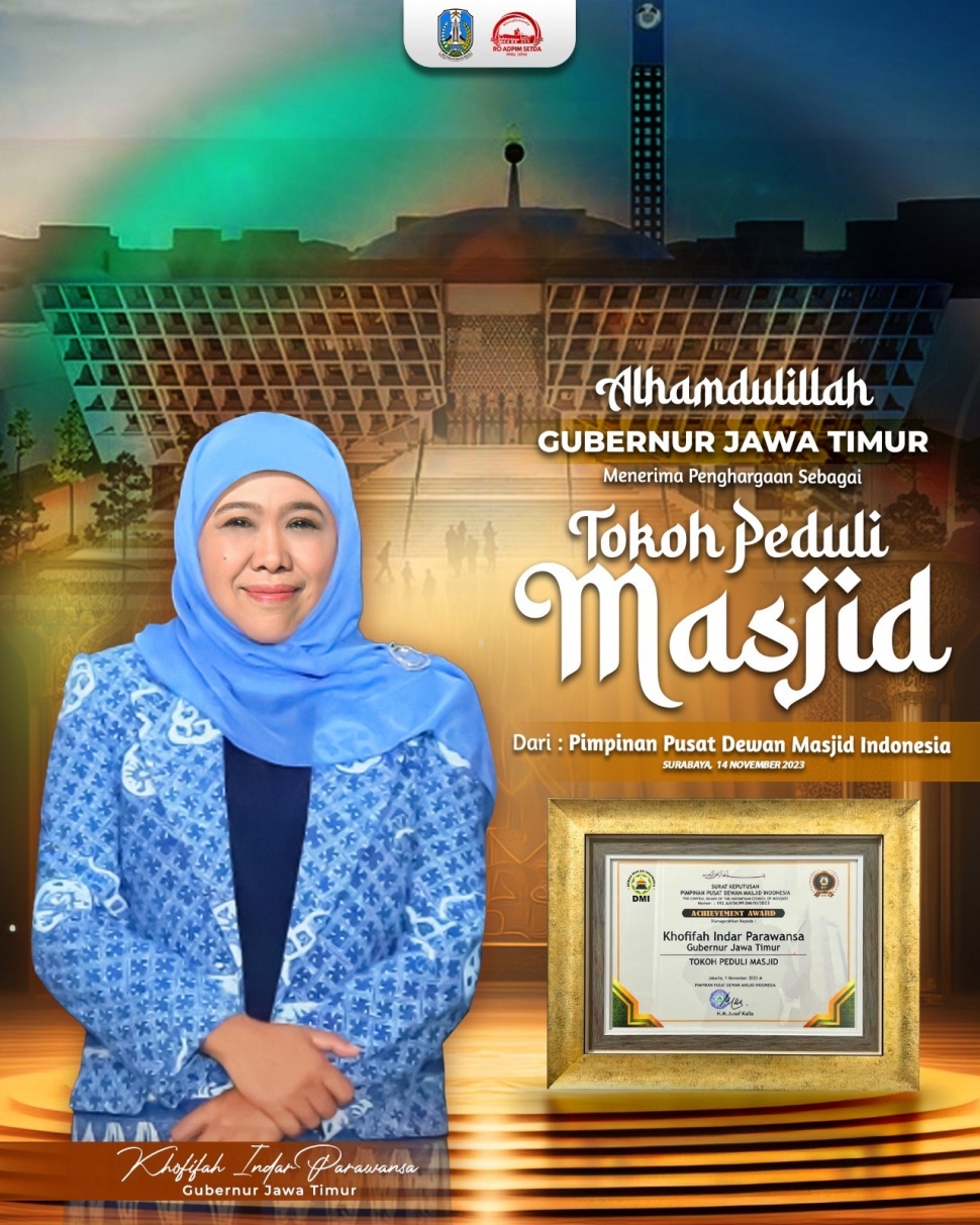 Gubernur Jawa Timur Khofifah Indar Parawansa menerima penghargaan sebagai Pengasih Masjid dari Pengurus Pusat Dewan Masjid Indonesia (PP DMI).  (Dok: Pemprov Jatim)