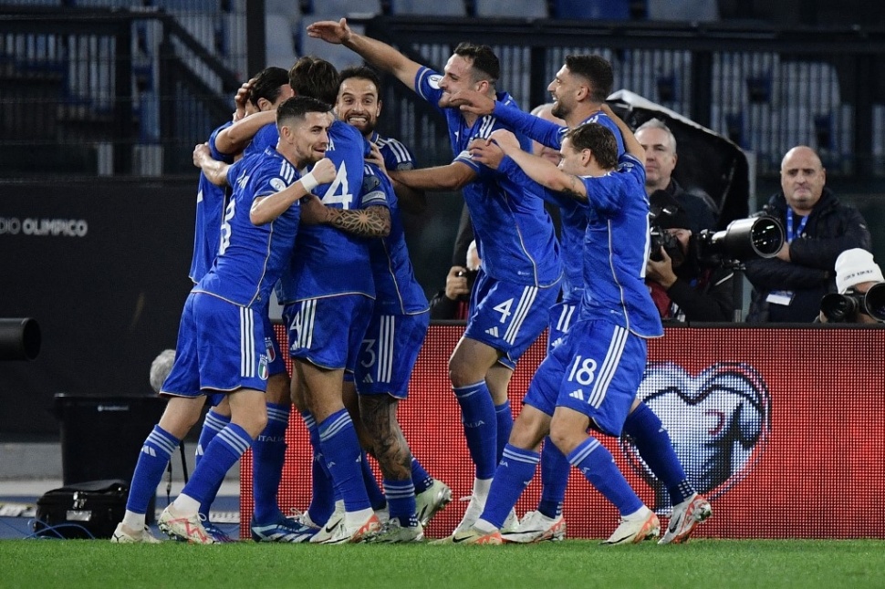 Bek Italia Matteo Darmian (tengah) merayakan gol ke gawang Makedonia Baru bersama rekan satu timnya dalam pertandingan Grup C kualifikasi Piala Eropa 2024 di Stadion Olimpiade di Roma, 18 November 2023.Filippo MONTEFORTE / AFP