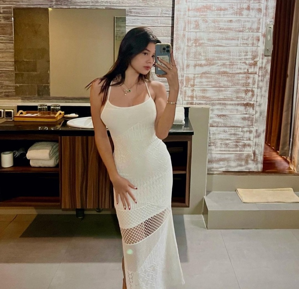 OOTD Maria Theodore Kenakan Busana Putih (Instagram)