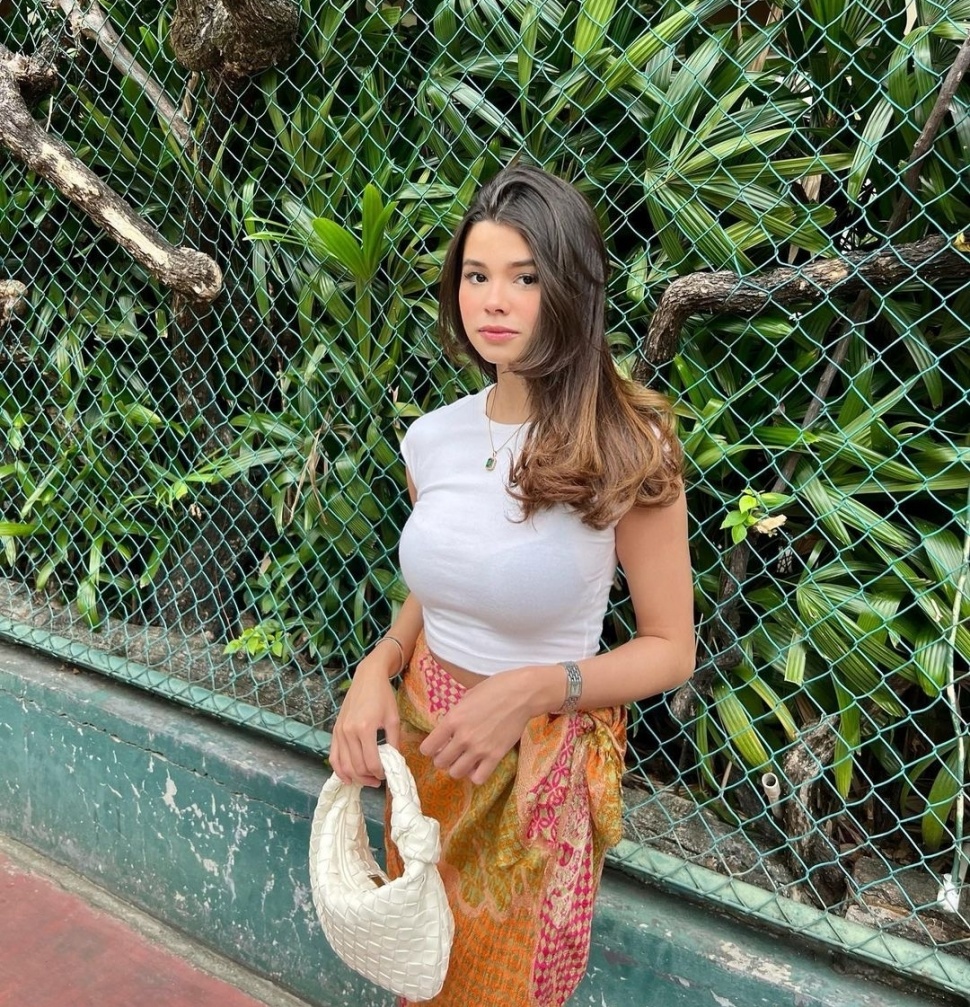 OOTD Maria Theodore Kenakan Busana Putih (Instagram)