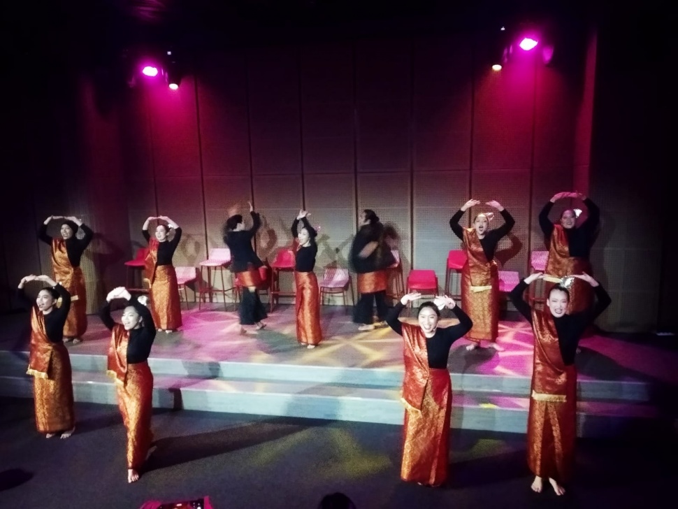 Eleven participants selected for the 2021 Creative Space for Performing Arts have returned to Indonesia to display the results of their training through the Nurbaya Musical Fragment which was shown today at the Galeri Indonesia Kaya (GIK) Auditorium, Saturday (18/11/2023).  (Photo: Suara.com/Ririn Indriani)