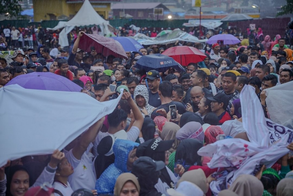 Gibran Rakabuming Dikerumuni Masyarakat saat CFD. [Instagram @bobbynst]