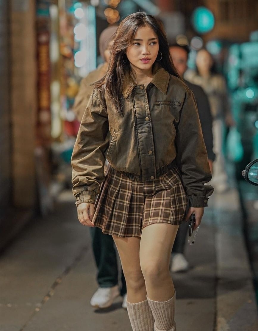 OOTD Fuji Wearing Adorable Tartan Skirt (Instagram)