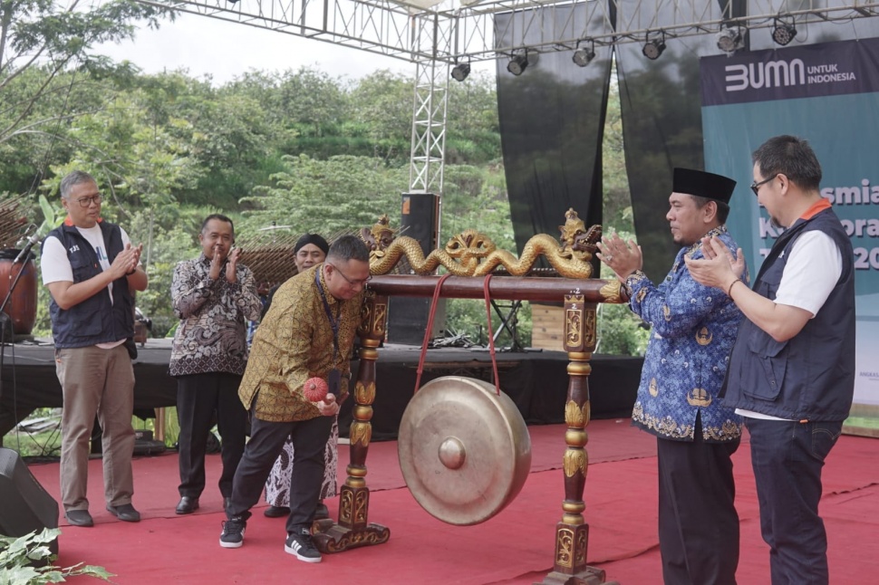 Asisten Perekonomian dan Pembangunan, C Masrik Amin Zuhdi (batik biru),  Asisten Deputi Bidang TJSL Kementerian BUMN, Edi Eko Cahyono (batik cokelat), EVP TJSL PT Pegadaian Rully Yusuf (rompi kanan), Direktur Eksekutif Forum TJSL BUMN (rompi kiri) dalam peresmian Program BUMN TEMAN BERSENYUM di Temanggung. (Dok: Pegadaian)