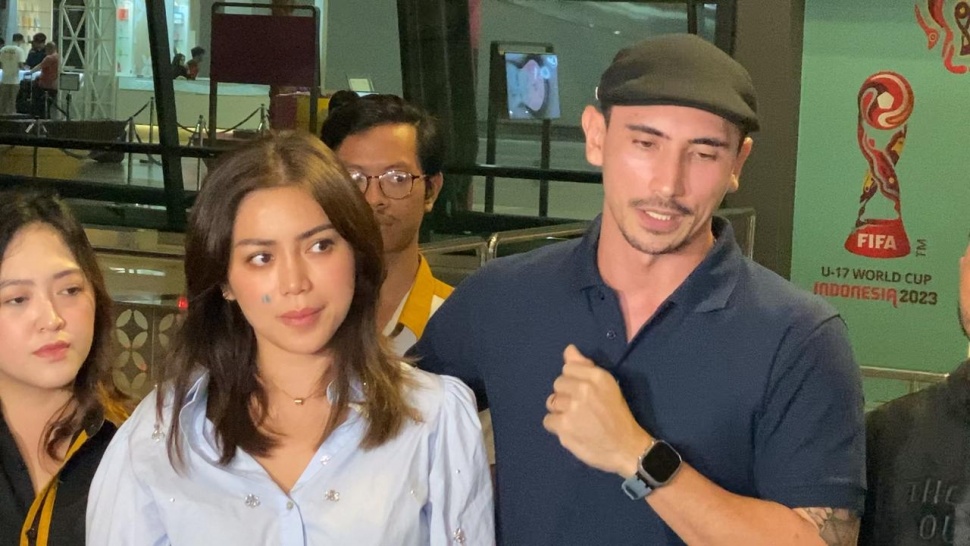 Jessica Iskandar dan Vincent Verhaag menunggu Christoper Steffanus Budianto atau Steven yang ditangkap di Thailand dan dipulangkan ke Indonesia melalui Bandara Soekarno-Hatta, Selasa (21/11/2023) malam. [Adiyoga Priyambodo/Suara.com]