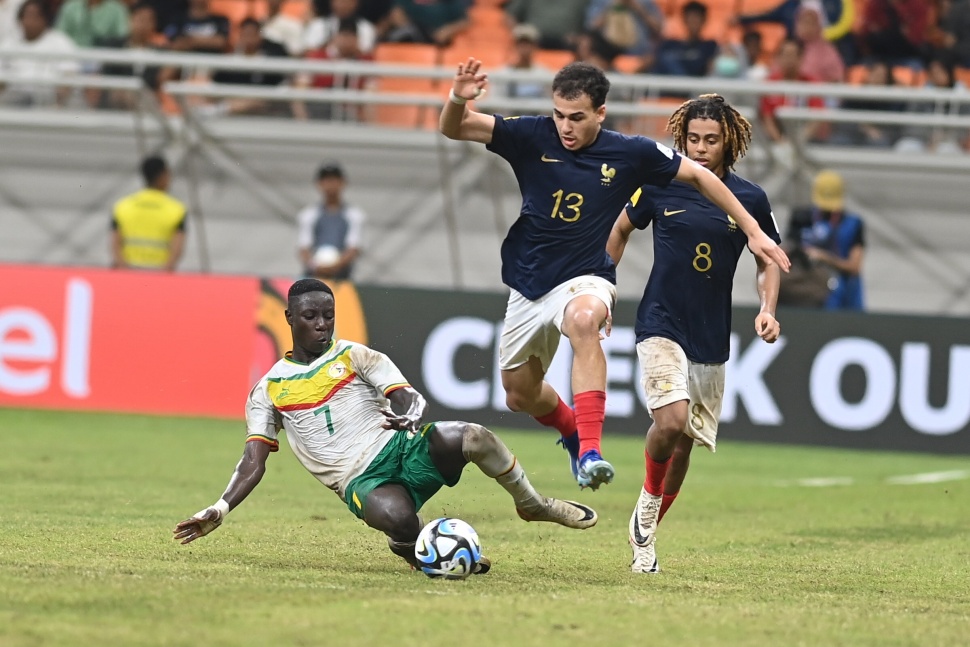 Pesepak bola Timnas Senegal Yaya Dieme (kiri) berusaha merebut bola dari pemain Timnas Prancis Aymen Sadi (13) disaksikan Saimon Bouabre (8) dalam laga 16 besar Piala Dunia U-17 di Jakarta International Stadium, Jakarta, Rabu (22/11/2023). ANTARA FOTO/Akbar Nugroho Gumay/foc. 