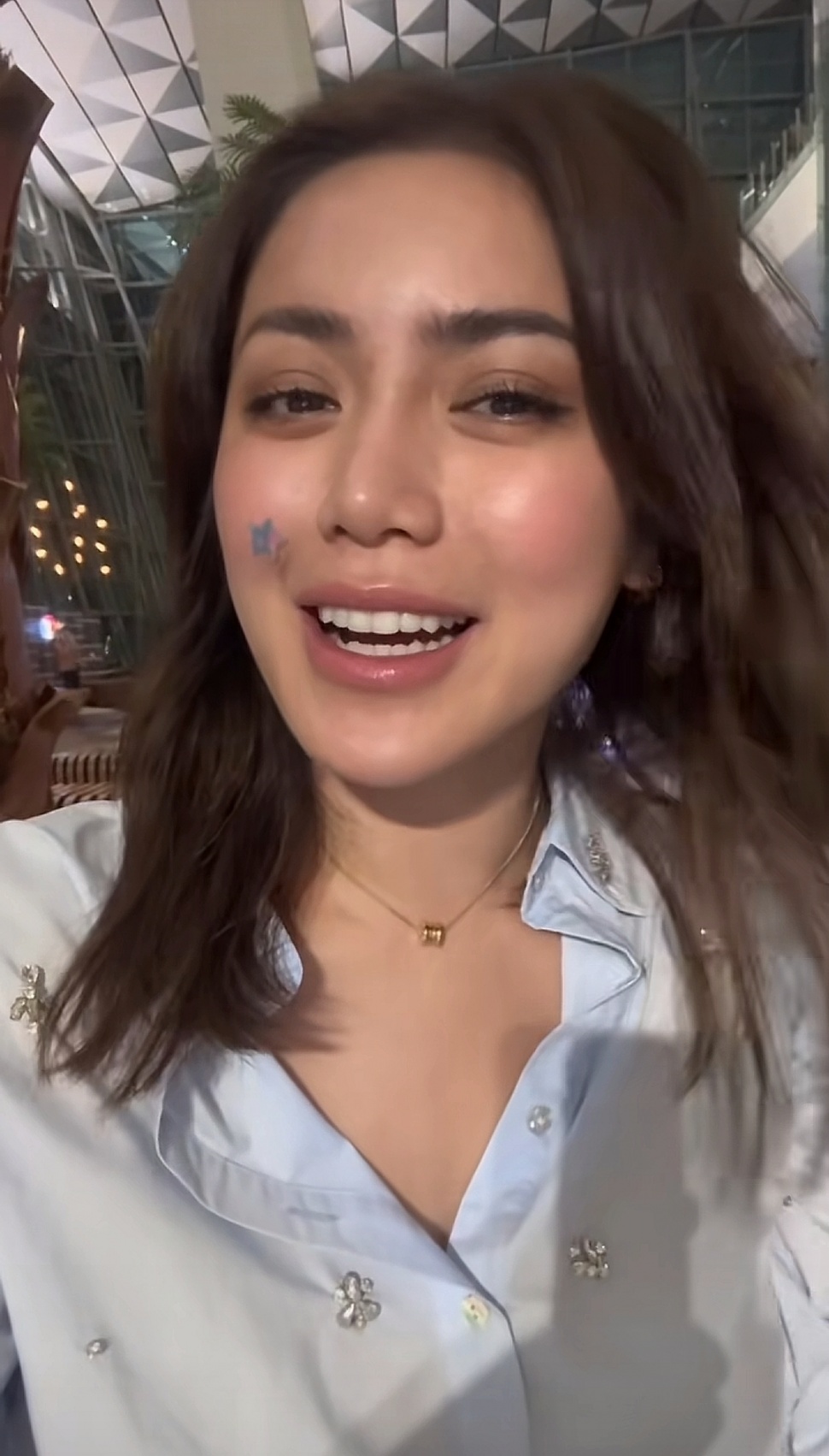 Potret Jessica Iskandar Menunggu Steven, Tersangka Penipuan Mobil Mewahnya di Bandara (TikTok)