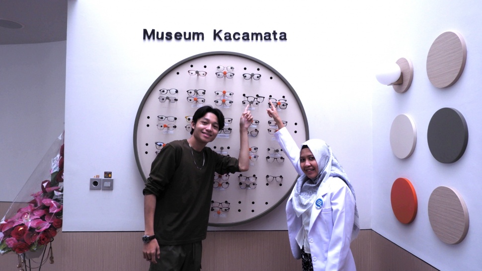 Kiesha Alvaro bersama dr. Dini Dharmawidiarini, SpM. (Dok: Eyelink)