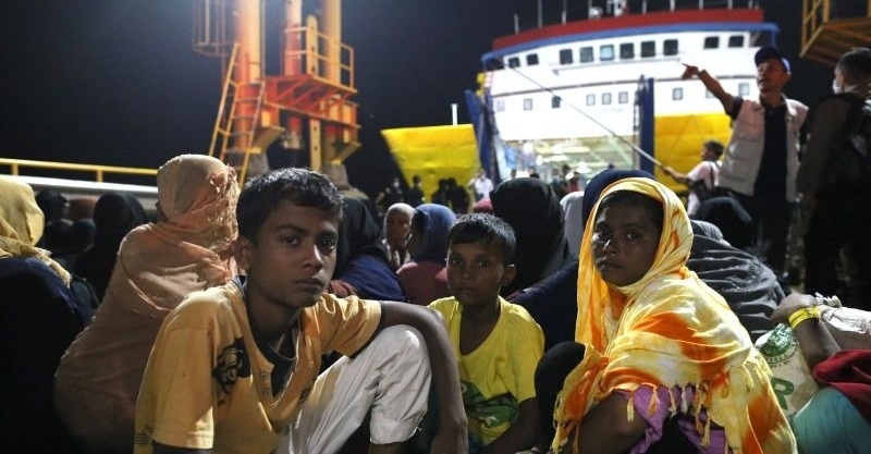 Sejumlah imigran Rohingya yang diberangkatkan dari Sabang saat tiba di pelabuhan Ulee Lheue Banda Aceh untuk direlokasi ke eks kantor imigrasi Lhokseumawe. [Dok.Antara]