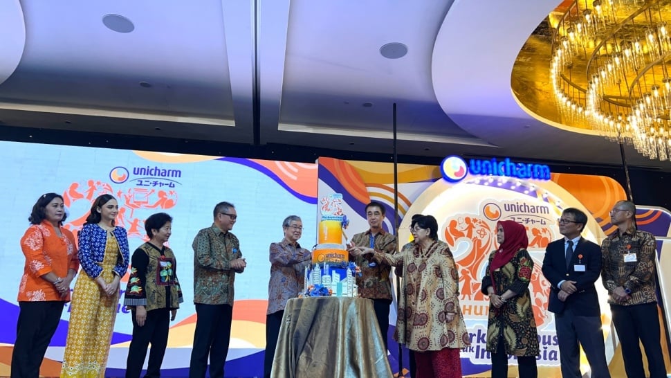 PT Uni-Charm Indonesia merayakan hari jadi ke-25 tahun yang dihadiri oleh Presiden Direktur Takumi Terakawa, Presiden & CEO Takahisa Takahara, Brand Ambassador Charm Syifa Hadju dan Brand Ambassador Lifree Titiek Puspa di Jakarta, Kamis (23/11/2023). (Foto: Istimewa)