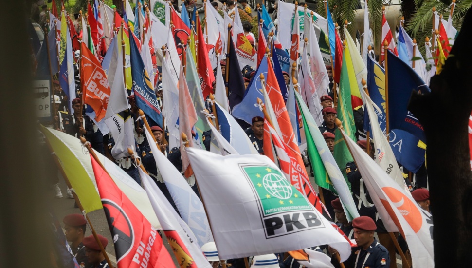 Kirab Bendera Partai Politik Peserta Pemilu saat Deklarasi Kampanye Pemilu Damai 2024 di Gedung KPU, Jakarta, Senin (27/11/2023). [Suara.com/Alfian Winanto]