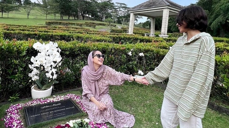 Potret BCL Sambangi Makam Ashraf Sinclair (Instagram/@bclsinclair)