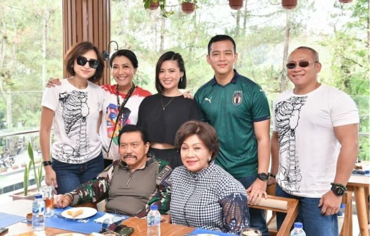 Hafiz Akbar bersama dengan anak dan istri Jenderal TNI (Purn) Andika Perkasa (Instagram)