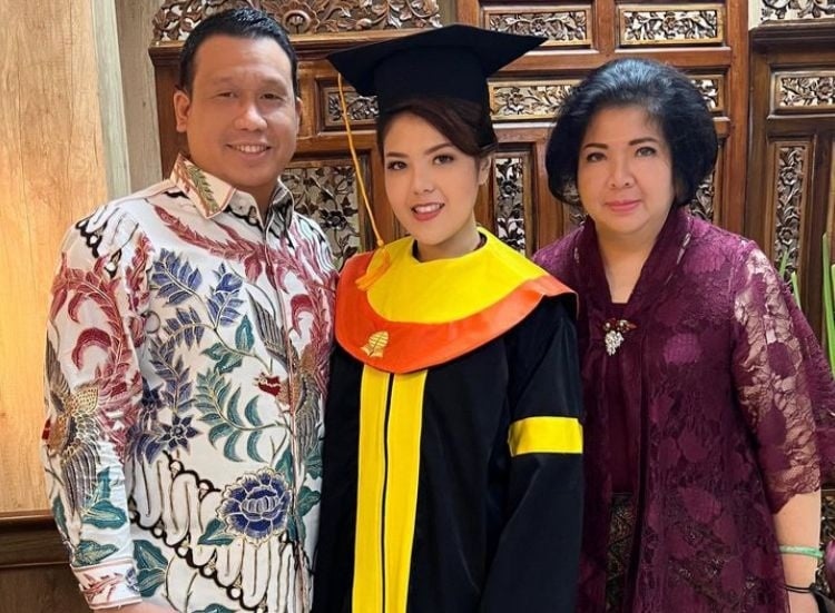 Agustina Hermanto atau yang akrab disapa Tina Toon wisuda di Universitas Terbuka (Instagram)