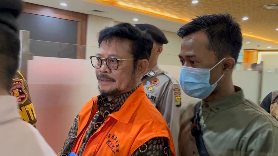 Mantan Mentan Syahrul Yasin Limpo alias SYL setelah diperiksa terkait kasus dugaan pemerasan oleh Firli Bahuri di Bareskrim Polri, Jakarta, Rabu (29/11/2023) malam. [Suara.com/Yasir]