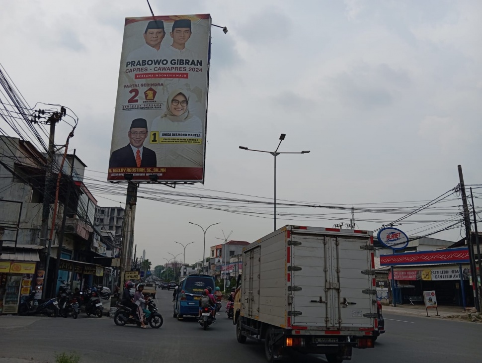 Bilbord terpampang foto Wali Kota Cilegon Helldy Agustian mengendorse Capres Prabowo Subianto dan caleg DPR RI terpampang di Jalan Ahmad Yani, Kota Cilegon, Banten. [Suara.com/Hairul Alwan]