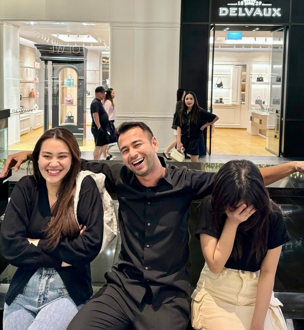 Raffi Ahmad Ajak Fuji dan Aaliyah Massaid Foto Bareng (Instagram)