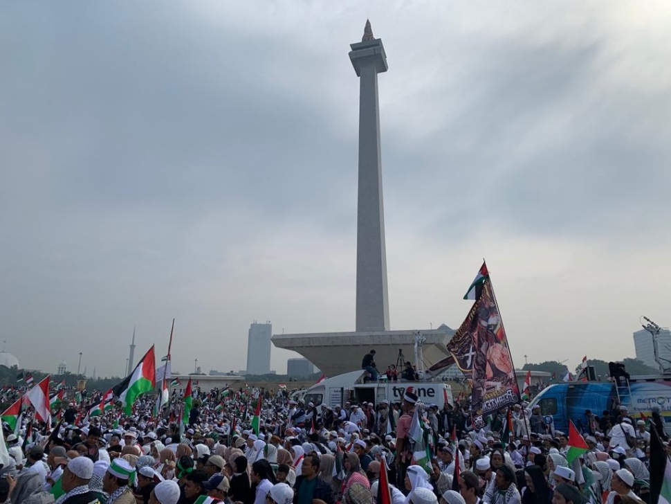 Ribuan massa mengikuti Reuni 212 di kawasan Monas, Jakarta Pusat, pada Sabtu (2/12/2023) pagi. (Suara.com/Yaumal)