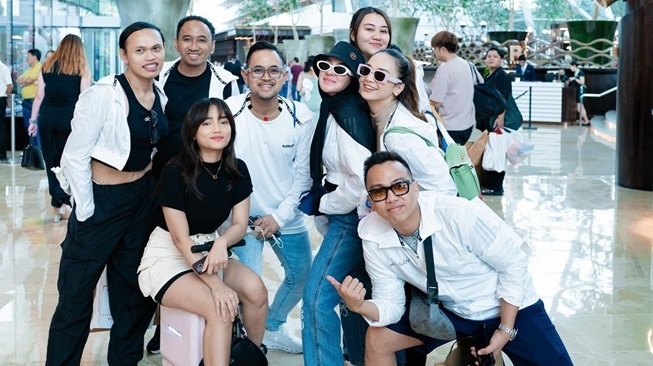 Momen Akrab Fuji dan Aaliyah Massaid di Singapura (instagram/@raffinagita1717)