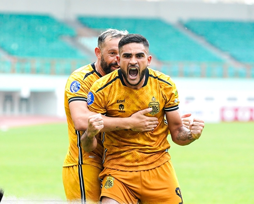 Selebrasi striker Bhayangkara FC, Junior Brandao usai bobol gawang Persikabo 1973 (Instagram @bhayangkarafc)