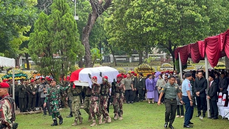 Penampakan jenazah Doni Monardo saat dikebumikan di Taman Makam Pahlawan Kalibata, Jakarta Selatan. (Suara.com/M Yasir)