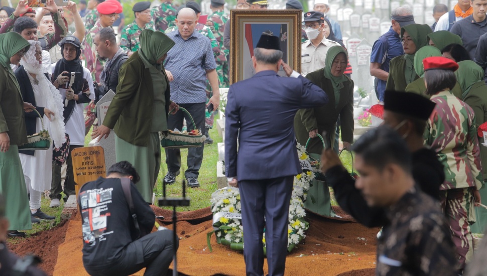 Prosesi pemakaman mantan Kepala Badan Nasional Penanggulangan Bencana (BNPB) Letjen TNI Doni di Taman Makam Pahlawan (TMP) Kalibata, Jakarta, Senin (4/12/2023). [Suara.com/Alfian Winanto]