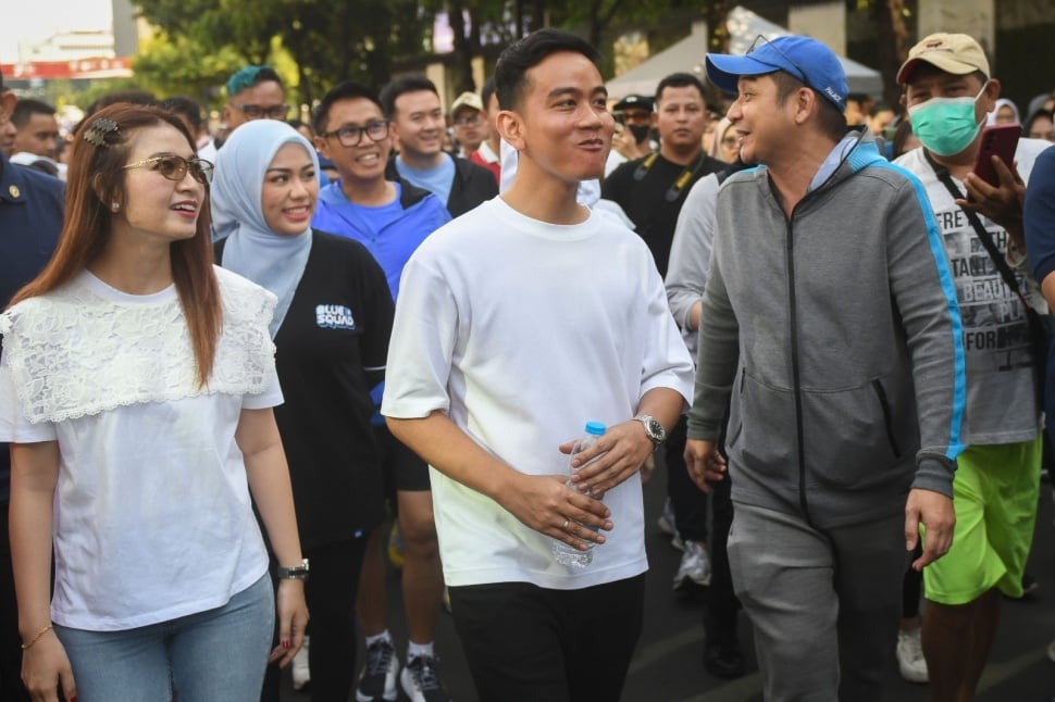 Cawapres nomor urut 2 Gibran Rakabuming Raka (tengah) bersama istrinya Selvi Ananda (kiri) dan sejumlah politisi dari partai politik pengusung Gibran berjalan kaki di area hari bebas kendaraan bermotor (HBKB) Jalan MH Thamrin, Jakarta, Minggu (3/12/2023). Dalam kesempatan tersebut Gibran menyapa warga yang sedang berolah raga saat HBKB atau 'car free day' (CFD) dan membagikan susu ke anak-anak. ANTARA FOTO/Aditya Pradana Putra/rwa.