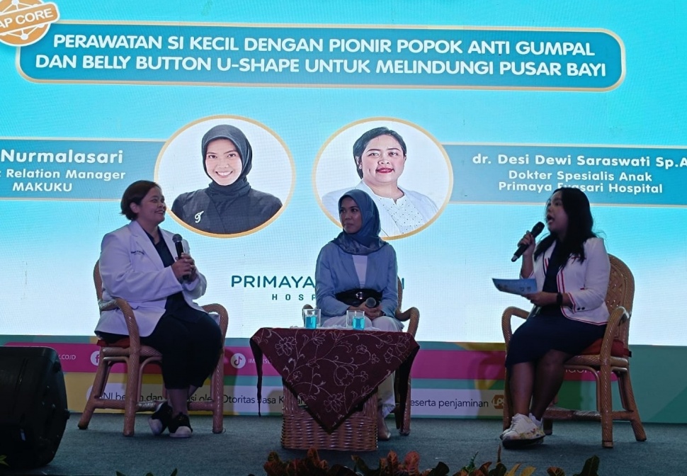 Ki-ka: Dokter Spesialis Anak, dr. Desi Dewi Saraswati Sp.A (Primaya Evasari Hospital) dan Titi Nurmalasari (Public Relations Manager Makuku Indonesia) dalam Talk Show Makuku bertajuk "Perawatan Si Kecil dengan Pionir Popok Anti Gumpal dan Belly Button U-Shape,” di acara Indonesia Maternity, Baby & Kids Expo (IMBEX 2023) di Jakarta Convention Center Senayan, Jakarta, Sabtu (2/12/2023).