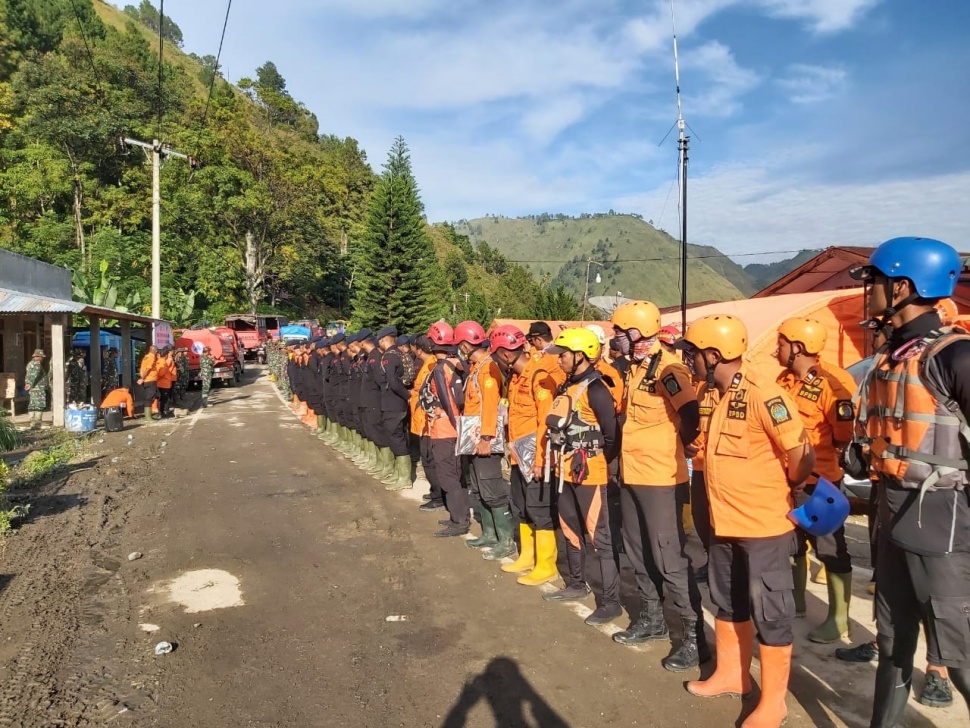 Ratusan orang dari berbagai instansi dan organisasi dilibatkan untuk mencari korban yang masih hilang dalam peristiwa banjir bandang dan longsor di Kabupaten Humbahas, Sumatera Utara. [Ist]