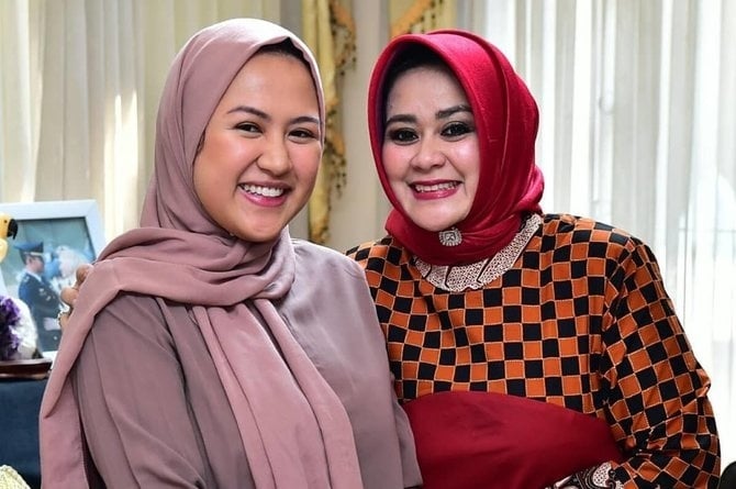 Ayuning Dewanti,Istri Mantan KSAU Yuyu Sutisna bersama dengan anak Hadiyan Suminta Atmadja (Instagram)