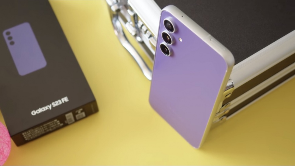 Smartphone premium terbaru dari Samsung yaitu Galaxy S23 FE memiliki segudang fitur unggulan, dari segi desain, casing Samsung Galaxy S23 FE berbahan metal dan bagian belakang dilapisi kaca, smartphone ini juga sudah anti air, kualitas kamera yang tinggi.