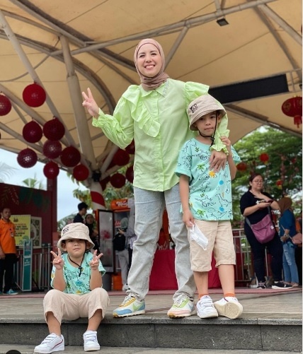 5 Inspirasi OOTD Hijab Pashmina Instan ala Tya Ariestya. (Instagram/@tya_ariestya)