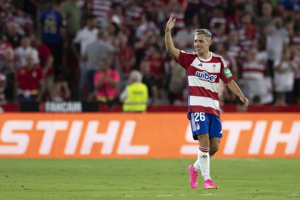 Penyerang Granada Bryan Zaragoza merayakan gol kedua timnya di laga Granada FC vs FC Barcelona di Nuevo Estadio de Los Carmenes di Granada pada 8 Oktober 2023.JORGE GUERRERO / AFP