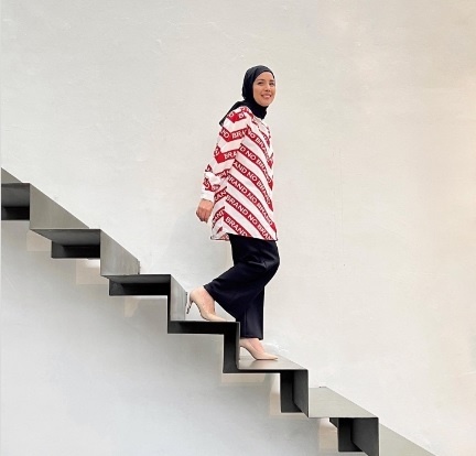 5 Inspirasi OOTD Hijab Pashmina Instan ala Tya Ariestya. (Instagram/@tya_ariestya)