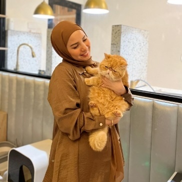 5 Inspirasi OOTD Hijab Pashmina Instan ala Tya Ariestya. (Instagram/@tya_ariestya)