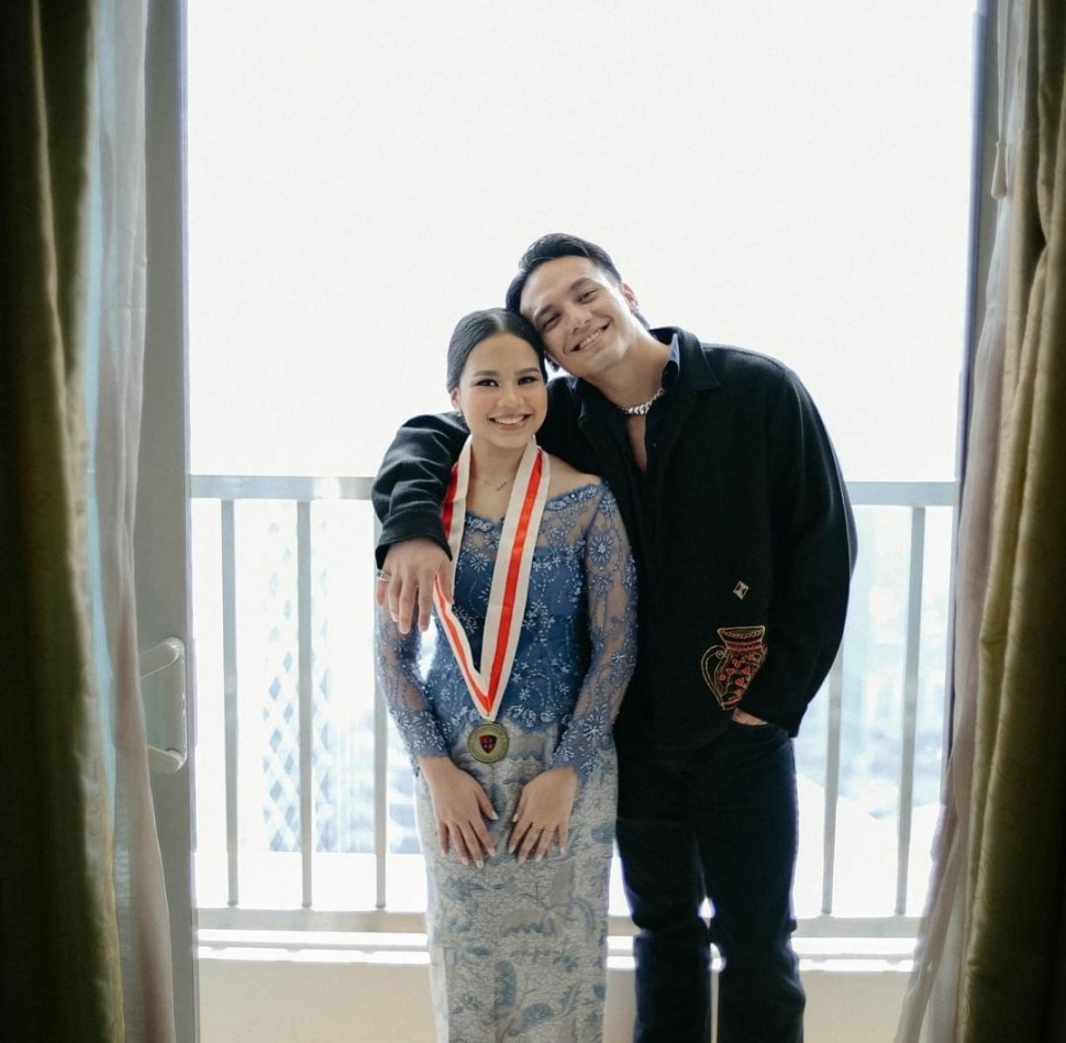 Potret Jefri Nichol dan Jessi Putri, Sang Adik yang Baru Wisuda. (Instagram/@jejijuu)