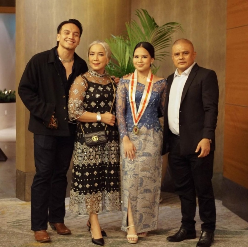 Potret Jefri Nichol dan Jessi Putri, Sang Adik yang Baru Wisuda. (Instagram/@jejijuu)