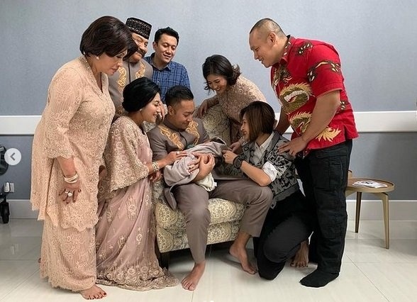 Potret Rony Hendropriyono bersama keluarga (Instagram)