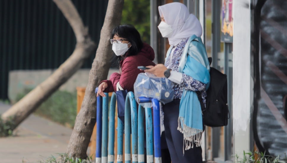 Pejalan kaki memakai masker saat melintas di kawasan Bundaran HI, Jakarta, Kamis (7/12/2023). [Suara.com/Alfian Winanto]