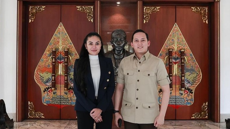 Nikita Mirzani dan ajudan (sespri) Prabowo Subianto, Rizky Irmansyah. (Instagram/@nikitamirzanimawardi_172)