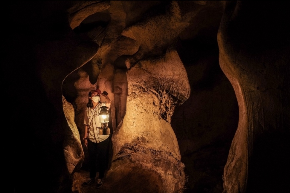 Wisata Gua atau Caving di Gua Londa. (Dok. Kemenparekraf)