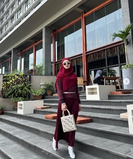 OOTD Rok Plisket Inara Rusli. (Instagram/@mommy_starla)