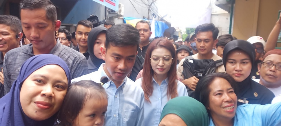 Calon wakil presiden (cawapres) nomor urut 2, Gibran Rakabuming Raka dan istri, Selvi Ananda menyambangi kawasan Kelurahan Cempaka Putih Barat, Jakarta Pusat, Sabtu (9/12/2023). (Ist)