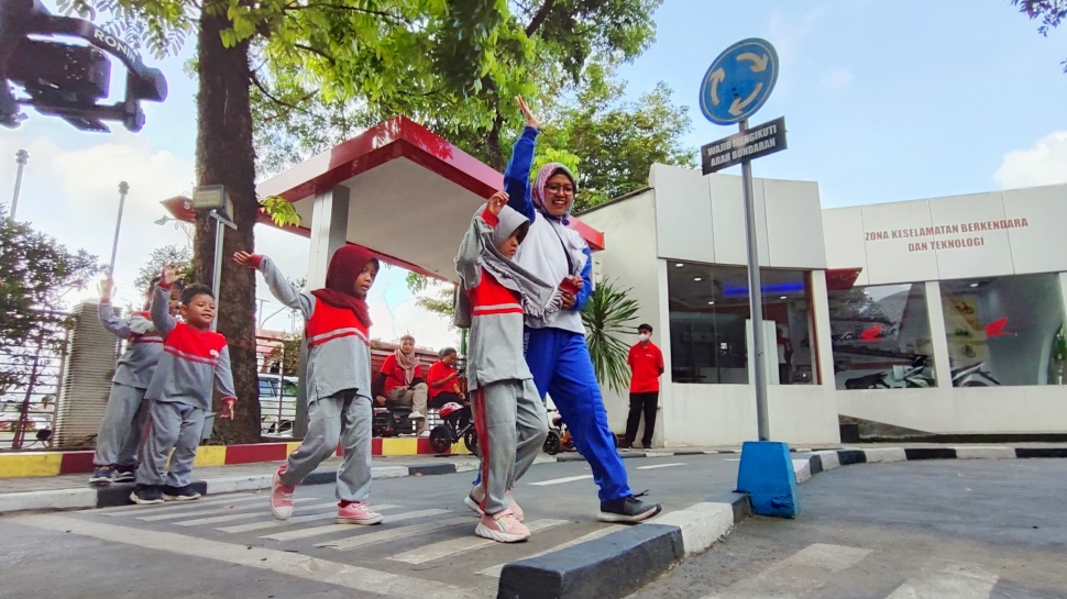  Salah satu peserta EduFest Figur #Cari_aman Astra Honda sedang melaksanakan kontes etika keselamatan berlalu lintas untuk penilaian praktik menggunakan Honda Riding Trainer di Zona Etika Lalu Lintas (ZELL) di Taman Pintar, Yogyakarta (8/12/2023) [PT AHM].