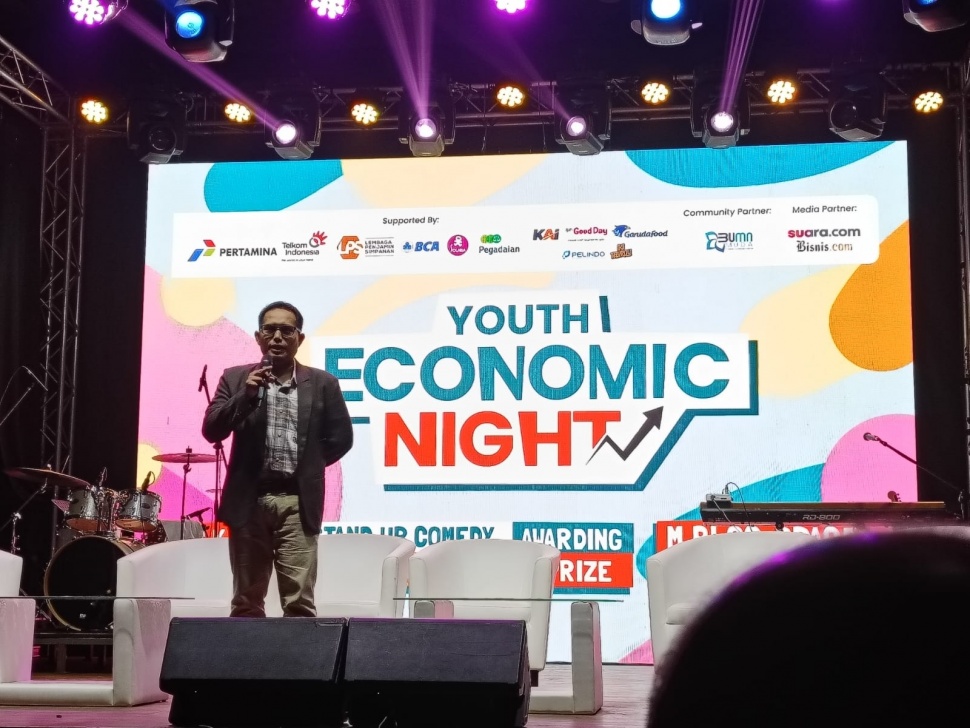 Executive Director CORE Indonesia, Mohammad Faisal saat memberikan sambutan dalam talkshow Youth Economic Night bertajuk “Towards an Inclusive Digital and Green Economy”. (Dok: Restu Fadilah/Suara.com)