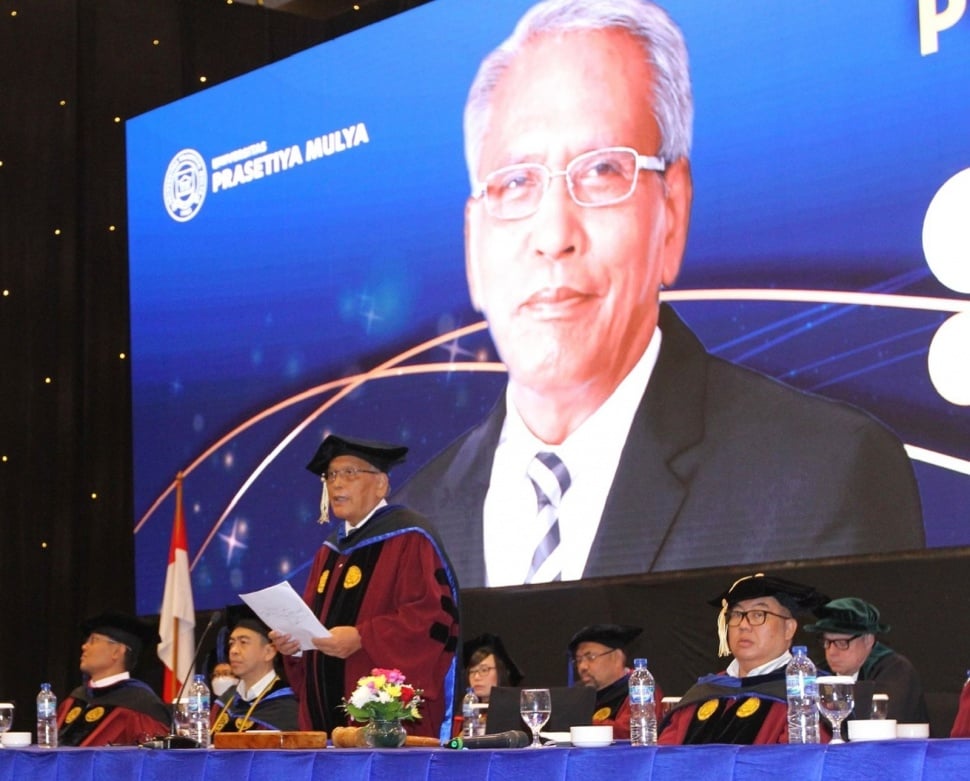 Rektor Universitas Prasetiya Mulya, Prof. Dr. Djisman S. Simandjuntak, dalam pidato penutupannya menyampaikan bahwa sejatinya menjadi manusia adalah pelajaran abadi. Di era AI kita harus mampu bersaing karena kita adalah manusia yang tangguh sejak ratusan tahun lalu dengan otak yang memiliki kemampuan luar biasa. (Foto: Istimewa)